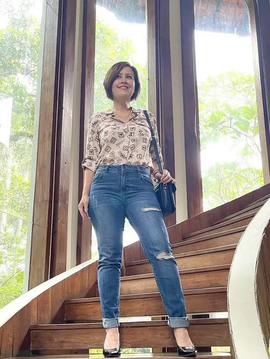 <p>Mengenakan kemeja panjang bermotif dan celana jeans, Cynthia Lamusu tampil langsing. Ia berhasil menurunkan berat badan sebanyak 22 kg. @cynthia_lamusu</p>