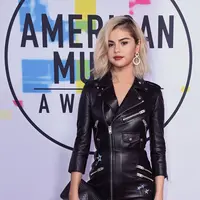 Penyanyi Selena Gomez menghadiri American Music Awards 2017 di Microsoft Theatre, Los Angeles, Minggu (19/11).  Melengkapi penampilannya, Selena memakai cincin dan anting Roberto Coin serta membawa clutch berbahan kulit. (Jordan Strauss/Invision/AP)