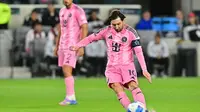 Pemain depan Inter Miami asal Argentina Lionel Messi melakukan tendangan bebas selama pertandingan sepak bola leg pertama perempat final Piala Champions Concacaf antara Los Angeles Football Club (LAFC) dan Inter Miami di Stadion BMO di Los Angeles pada tanggal 2 April 2025.Frederic J. Brown / AFP