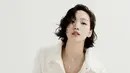 Ini adalah penampilan Kim Go Eun untuk sesi pemotretan. Mengenakan pakaian lengan panjang berkerah bernuansa putih dengan kancing besar, sederhana, namun terlihat sangat manis, bukan? Foto: Instagram @ggonekim.