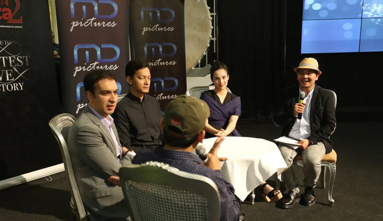 Film Ayat Ayat Cinta 2 rencananya akan dirilis pada 21 Desember mendatang. Selain Fedi Nuril, film ini juga dibintangi Dewi Sandra Tatjana Saphira, Chelsea Islan, Arie Untung dan Pandji Pragiwaksono. (Adrian Putra/Bintang.com)