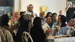 Peserta mengajukan pertanyaan dalam diskusi 'Berbagi Cerita: Saling Dukung dan Peduli Kesehatan Jiwa' di Jakarta, Sabtu (27/4). Kegiatan ini mengundang pasien dan keluarga, professional kesehatan jiwa dan masyarakat awam yang peduli kesehatan jiwa. (Liputan6.com/Herman Zakharia)