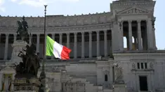 Bendera nasional Italia dikibarkan setengah tiang sebagai tanda berkabung atas korban meninggal akibat pandemi COVID-19 di Palazzo Chigi, Roma, 31 Maret 2020. Italia mengheningkan cipta dan menaikkan bendera setengah tiang atas kematian 11.591 orang akibat virus corona.  (Xinhua/Alberto Lingria)