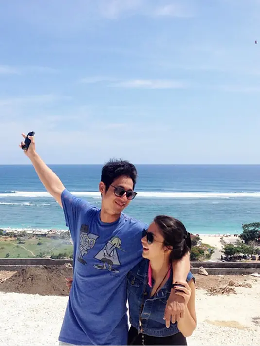 Tidak lupa pasangan ini mengabadikan kemesraannya saat sedang berlibur yang diunggah pada awal Februari ini.  (Foto: Instagram/@putrititian)