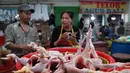 Salah satu pedagang ayam di Pasar Minggu , mengatakan harga ayam per ekor kini mencapai Rp 30-35 ribu, Jakarta, Kamis (24/7/2014) (Liputan6.com/ Miftahul Hayat)