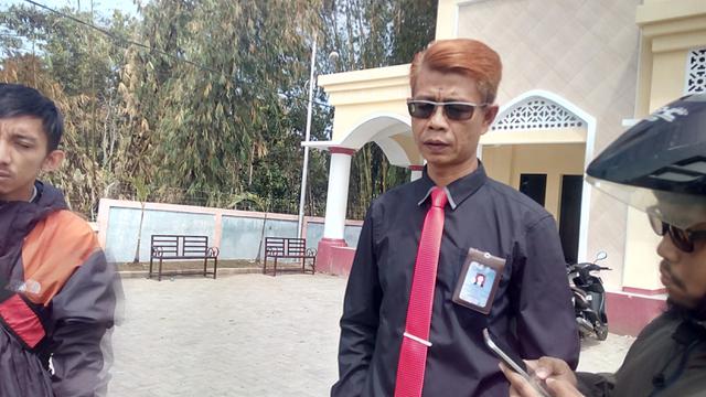 Pengacara AK, salah seorang tersangkan video syur Vina Garut, Soni Sonjaya tengah memberikan penjelasan kepada wartawan di Garut