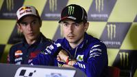 Pebalap Yamaha, Jorge Lorenzo, dan rider Honda, Marc Marquez, bersilang pendapat soal pertemuan Komisi Keselamatan.