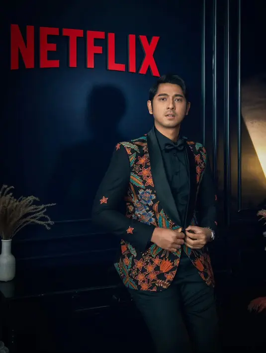 Arya Saloka tak kalah menawan dengan setelan jas hitam bermotif batik dan dasi kupu-kupu [@hagaipakan]