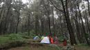 Pengunjung saat berada di lokasi perkemahan Curug Hiji, Bogor, Minggu (5/9/2021). Meski Kabupaten Bogor masih dalam masa PPKM level 3, sejumlah lokasi wisata luar ruangan mulai ramai dikunjungi pengunjung. (Liputan6.com/Helmi Fithriansyah)