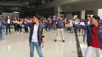 Para atlet internasional yang berlaga di Asian Games bersama karyawan Bandara Soekarno Hatta melakukan flash mob Asian Games. (Angkasa Pura 2)