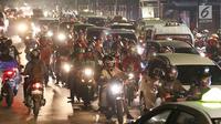 Sejumlah pemudik bersepeda motor memadati ruas Jalan Raya Kalimalang, Bekasi, Jawa Barat, Kamis (22/6). Situasi malam hari masih menjadi pilihan para pemudik yang menggunakan sepeda motor ke kampung halamannya. (Liputan6.com/Angga Yuniar)