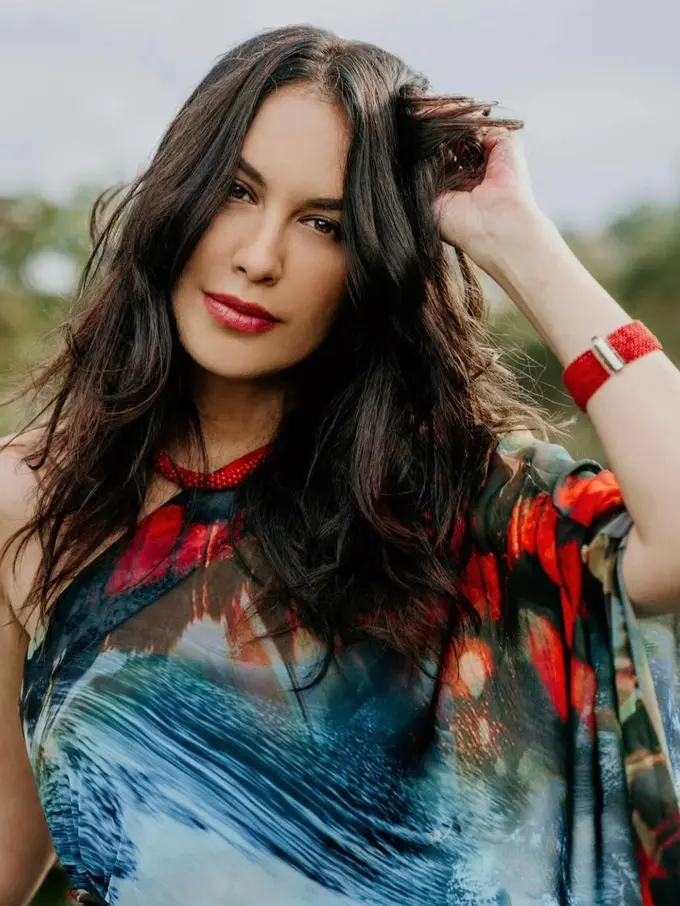 Sophia Latjuba pamer perut sixpack