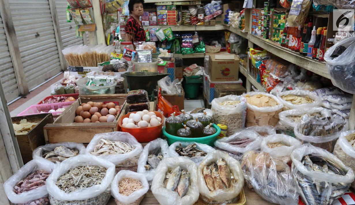 Warga mencari kebutuhan pokok di PD Pasar Jaya Gondangdia, di Jakarta, Jumat (19/1). Kementerian Perdagangan mengejar target program revitalisasi 5.000 pasar yang diperkirakan rampung pada 2019. (Liputan6.com/Angga Yuniar)