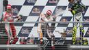 Andrea Dovizioso (kiri) dan Valentino Rossi (kanan) harus puas berada di podium kedua dan ketiga. (AP Photo/Darren Abate)