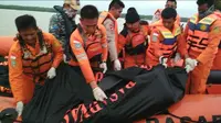 Tim Basarnas Sumsel mengevakuasi korban Kapal Cepat Awet Muda yang tenggelam di Perairan Banyuasin (Liputan6.com / Nefri Inge)