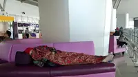 Menteri Sosial Khofifah Indar Parawansa tertidur di bandara karena kelelahan (Biro Humas Kemensos) 