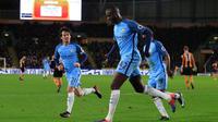 Gelandang Manchester City Yaya Toure merayakan gol ke gawang Hull City pada laga Premier League di Stadion KCOM, Hull, Senin (26/12/2016). (AFP/Lindsey Parnaby)