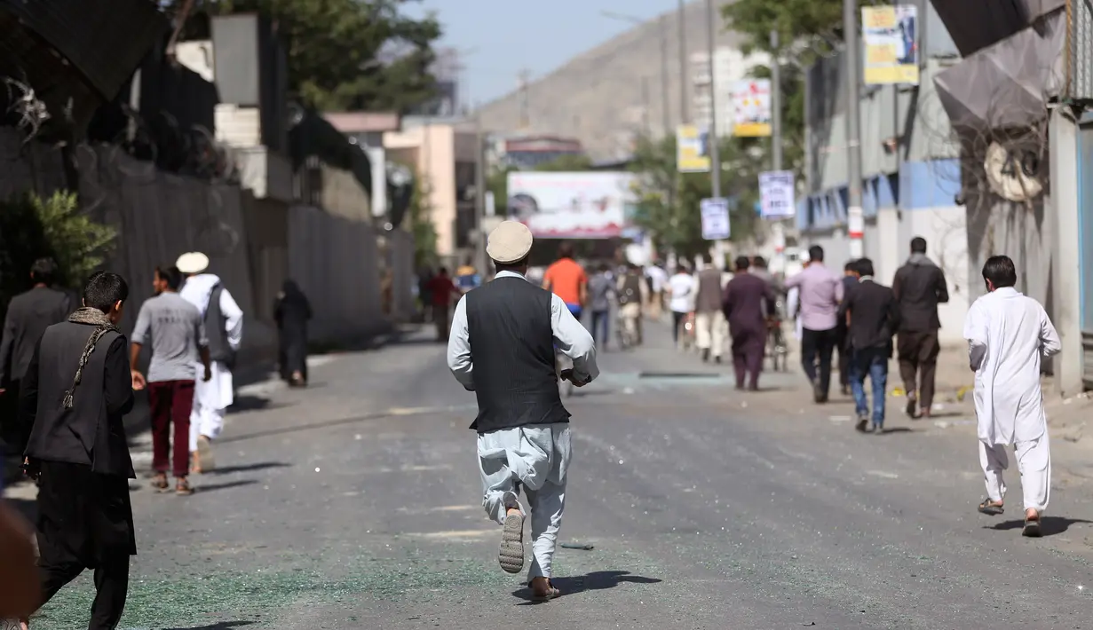 Warga berlari setelah serangan bunuh diri di Kabul pada minggu pertama Ramadan, Afghanistan, Rabu (31/5). Belum ada pihak yang mengklaim bertanggung jawab atas peristiwa ini. (AP Photos / Massoud Hossaini)
