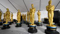 Patung Oscar menunggu lukisan Oscar 2023 di sepanjang Hollywood Boulevard selama persiapan Academy Awards ke-95 di Los Angeles, California, Rabu (8/3/2023). Komedian pemenang penghargaan Emmy di Amerika, Jimmy Kimmel kembali terpilih untuk membawakan acara Oscar tahun ini. (Photo by Patrick T. Fallon / AFP)