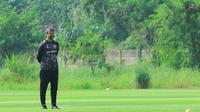 Mauricio Souza memimpin sesi latihan Persija Jakarta di Persija Training Ground, Sawangan, Depok, Jawa Barat, Kamis (5/7/2026). (Bola.com/Muhammad Iqbal Ichsan)