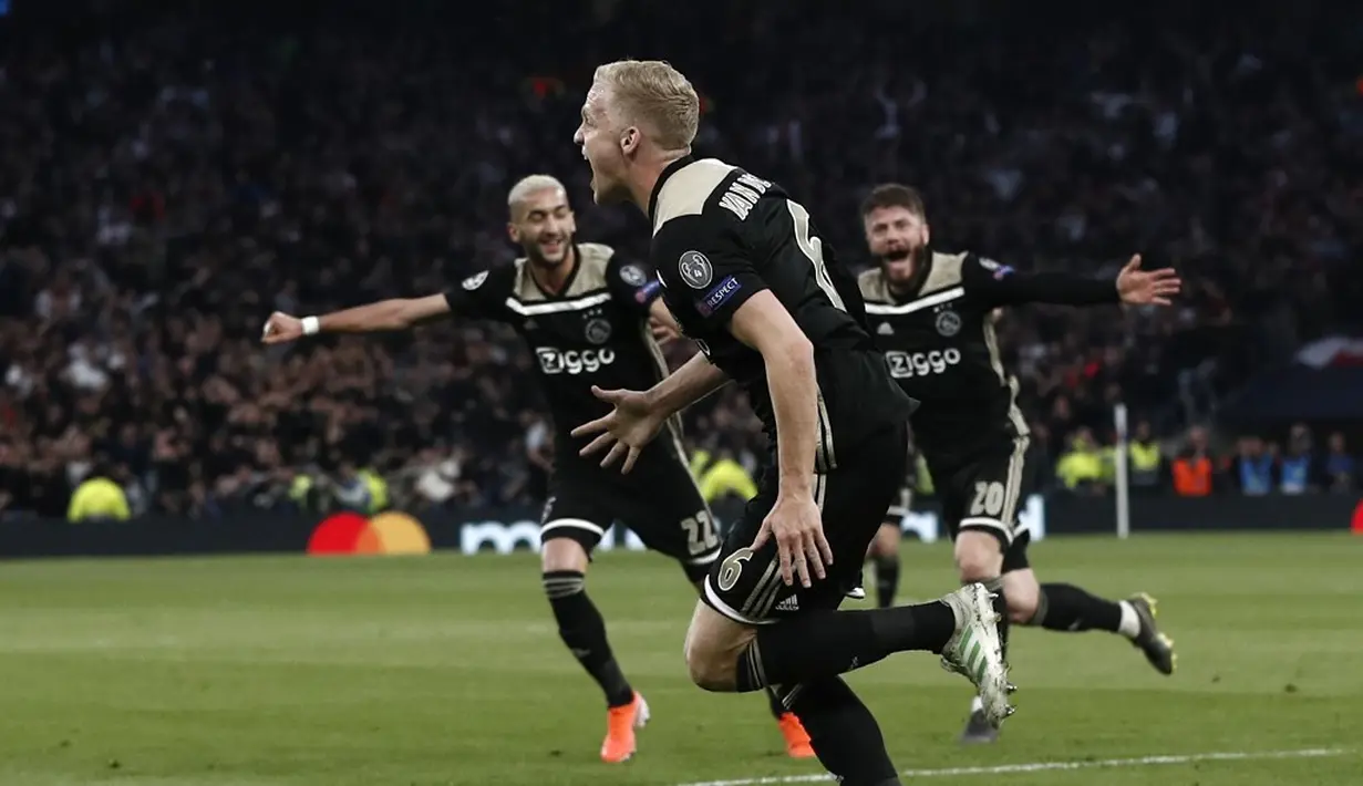 Selebrasi gol Donny van de Beek pada leg 1, Semifinal Liga Champions yang berlangsung di Stadion Tottenham Hotspur, London, Rabu (1/5). Ajax menang 1-0 atas Tottenham Hotspur. (AFP/Emmanuel Dunand)