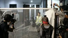 Polisi mengggeledah rumah pedangdut Saipul Jamil di Jalan Gading Indah Utara VI Pegangsaan Dua, Kelapa Gading, Jakarta Utara. Beberapa barang disita penyidik untuk petunjuk penyelidikan dan penyidikan.