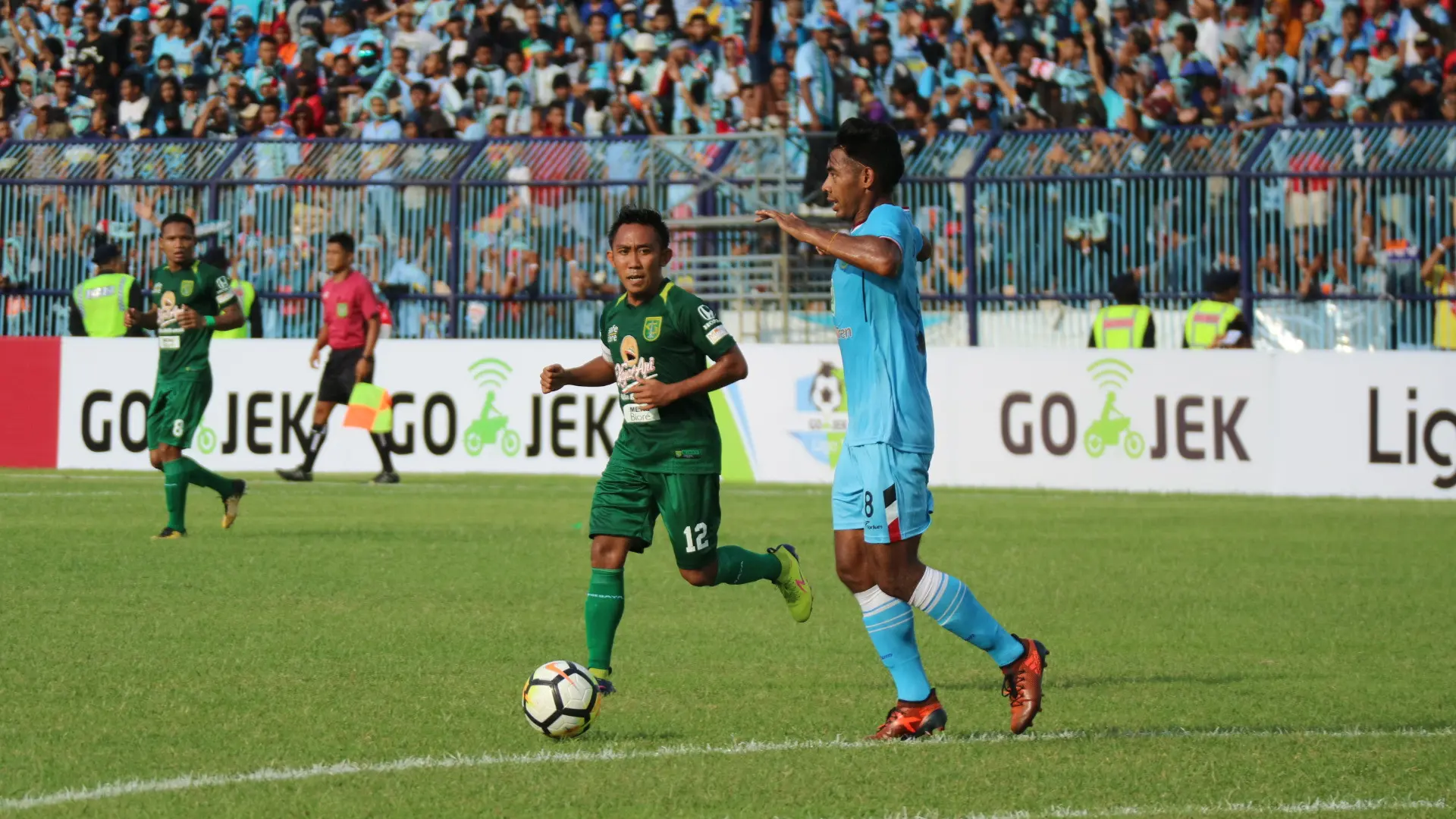 Duel Persela Vs Persebaya pada laga lanjutan Gojek Liga 1 bersama Bukalapak, Jumat (30/3/2018) di Stadion Surajaya, Lamongan. (Bola.com/Aditya Wany)