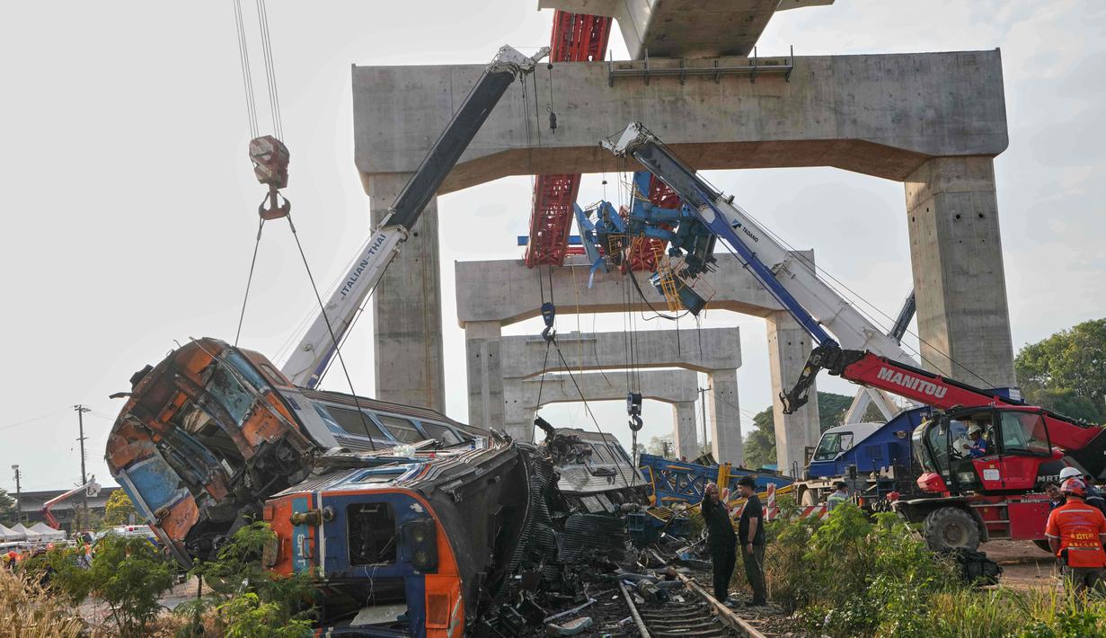 Jumlah korban masih berpotensi berubah seiring masih berlanjutnya proses evakuasi. Tampak dalam foto, puing-puing setelah crane atau derek konstruksi jatuh menimpa kereta penumpang di provinsi Nakhon Ratchasima, Thailand, Rabu 14 Januari 2026. (AP Photo/Sakchai Lalit)