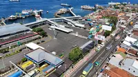 Truk bermuatan kurang dari 35 ton bisa langsung dimuat melalui dermaga Moveable Bridge (MB) Pelabuhan Ketapang. (Liputan6.com/ Hermawan)