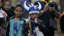 Anak-anak ditemani orang tua hadir dalam acara parade Persib Bandung Juara Piala Presiden 2015 di Kota Baru, Bandung, Minggu (25/10/2015). (Bola.com / Nicklas Hanoatubun)