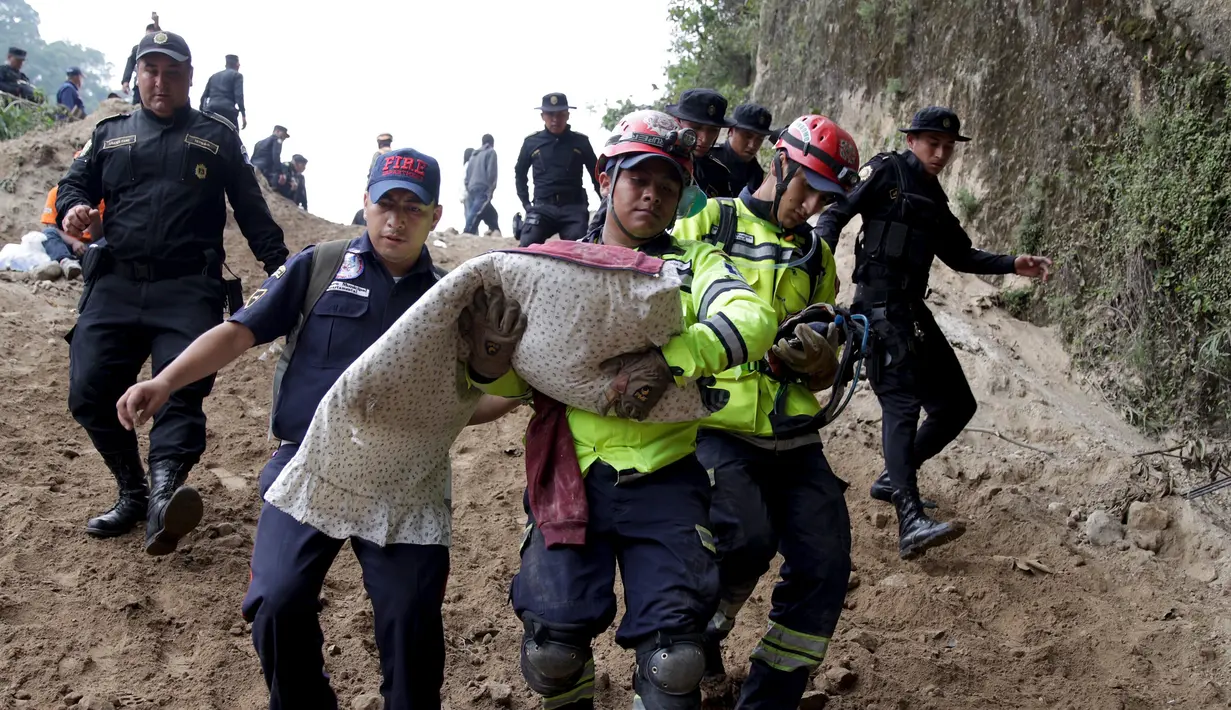 Tim penyelamat mengevakuasi korban longsor di Santa Catarina Pinula, Guatemala (2/10/2015).  Menurut media lokal, enam mayat ditemukan dari lumpur, dan sekitar 40 rumah hancur, setelah tanah longsor yang disebabkan hujan lebat. (REUTERS/Josue Decavele)