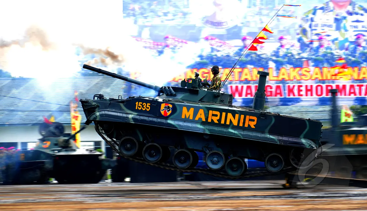 Prajurit Marinir TNI AL saat membawa kendaraan tempur di Markas Marinir Cilandak, Jakarta Selatan, Kamis (2/4/2015). Antraksi tersebut untuk pemberian gelar Warga Kehormatan Marinir kepada KSAL Laksamana Ade Supandi. (Liputan6.com/Yoppy Renato)