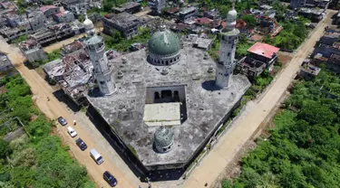 Pendangan udara memperlihatkan kehancuran Masjid Agung di Kota Marawi, Provinsi Lanao del Sur, Filipina, Kamis (23/5/2019). Sisa-sisa kehancuran masih terlihat setelah dua tahun berakhirnya konflik yang terjadi antara pasukan keamanan Filipina dengan militan ISIS di Kota Marawi. (Noel CELIS/AFP)