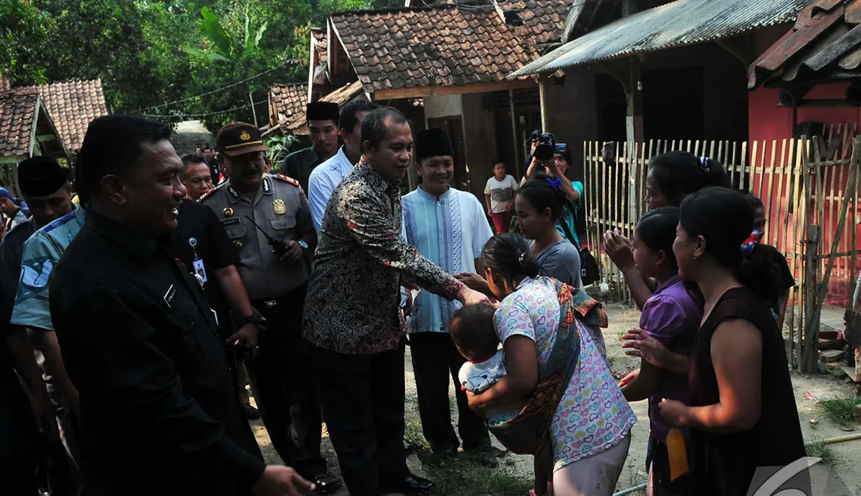 Menteri Desa Pembangunan Daerah Tertinggal dan Transmigrasi Marwan Jafar berjanji untuk segera memperbaiki jembatan gantung yang ada di Lebak-Banten. Foto diambil pada Selasa (5/11/2014) (Liputan6.com/Johan Tallo)