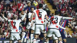 Pemain Barcelona, Ronald Araujo, menyundul bola saat melawan Rayo Vallecano pada laga Liga Spanyol di Stadion Vallecas, Kamis (27/04/2023). (AP Photo/Pablo Garcia)