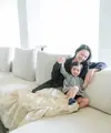 Julie Estelle kerap tampil kompak dengan sang buah hati. Ia benyak menyelaraskan warna untuk tampilan yang menggemaskan. [Foto: Instagram/ Julie Estelle]