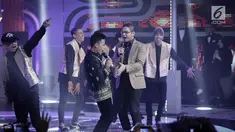 Aksi Fildan finalis asal kota Bau-Bau berduet dengan Pasha Ungu dalam Grand Final Dangdut Academy 4 atau D'Academy 4 di Studio 5 Indosiar, Jakarta, Jumat (19/5). (Liputan6.com/Faizal Fanani)
