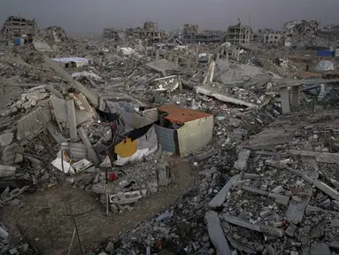 Sebuah tenda milik keluarga Magdi Arafat berdiri di antara reruntuhan rumah-rumah di lingkungan Al-Zaytoun, Kota Gaza, Jumat 27 November 2025. Gencatan senjata fase pertama resmi berlaku sejak 10 Oktober 2025, banyak warga Palestina di Jalur Gaza meninggalkan tempat pengungsian untuk kembali ke rumah mereka. (AP Photo/Jehad Alshrafi)