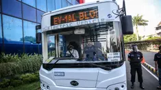Bus listrik Transjakarta jelang uji coba di Kantor Pusat Transjakarta, Senin (6/7/2020). Layanan ini akan beroperasi setiap hari, mulai pukul 10.00-20.00 WIB dan berhenti di halte-halte Non-BRT di sepanjang rute Blok M hingga Balai Kota. (Liputan6.com/Faizal Fanani)