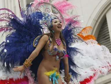 Seorang penari samba tampil pada acara tahunan Karnaval Asakusa Samba ke-34 di Tokyo, Jepang, 29 Agustus 2015. Sekitar 5.000 orang berpartisipasi dalam karnaval terbesar yang ada di Jepang ini. (REUTERS/Toru Hanai)