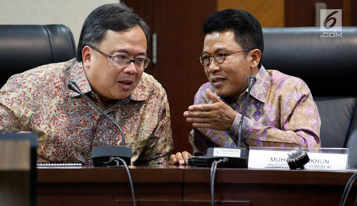 Menteri Negara PPN/Ka Bappenas Bambang Brodjonegoro berbincang dengan Anggota DPR Fraksi XI Mukhamad Misbakhun selama diskusi bertema "Berapa Lama Membangun Ibukota Baru?" di Kantor Staf Presiden, Jakarta, Senin (13/5/2019). (Liputan6.com/Johan Tallo)