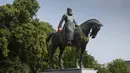 Patung Raja Belgia Leopold II dicoret dengan cat dan grafiti di Brussel, Belgia, Rabu (10/6/2020). Di tengah protes dunia atas kematian George Floyd, patung Raja Leopold II dirusak karena pemerintahannya yang brutal ketika menguasai Kongo ratusan tahun silam. (AP Photo/Virginia Mayo)