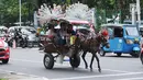 Delman hias membawa penumpang di Jalan Medan Merdeka Selatan, Jakarta, Selasa (26/12). Pemerintah Provinsi DKI Jakarta berencana menyusun aturan soal dibolehkannya delman beroperasi di sekitar Monas. (Liputan6.com/Helmi Fithriansyah)