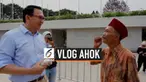Mantan Gubernur DKI Basuki Tjahaja Purnama alias Ahok mengunjungi Lapangan Banteng, Jakarta. Ahok dicegat seorang pedagang kerak telor yang ingin mengucapkan terima kasih.