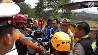 Polisi mengevakuasi korban kecelakaan maut di ruas Tol Cipularang Kilometer 92, Purwakarta, Jawa Barat, Senin (2/9/2019). Seluruh korban sudah dievakuasi ke tiga rumah sakit di Purwakarta. (Liputan6.com/HO/Humas Polda)