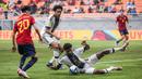 Pemain Timnas Jerman U-17, Winners Osawe (16), berhasil menggagalkan umpan dari pemain Spanyol U-17, Paulo Iago (20), dalam pertandingan perempat final Piala Dunia U-17 2023 yang berlangsung di Jakarta International Stadium (JIS), Jumat (24/11/2023). (Bola.com/Bagaskara Lazuardi)