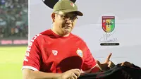 Ketua The Jakmania Ferry Indrasjarief saat laga amal antara Arema FC vs Madura United. (Bola.com/Aditya Wany)