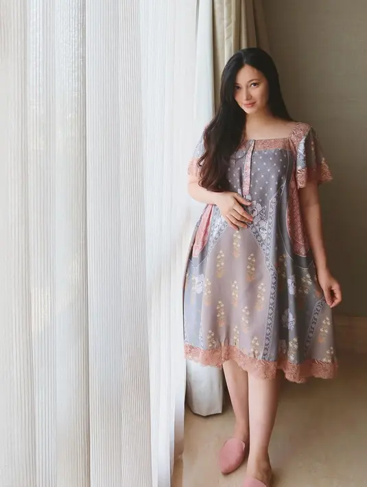 Aktris berusia 32 tahun ini bahkan banyak disebut masih bak ABG karena gayanya yang modis namun tetap dengan outfit-outfit warna netral. (Liputan6.com/IG/@asmirandah89)