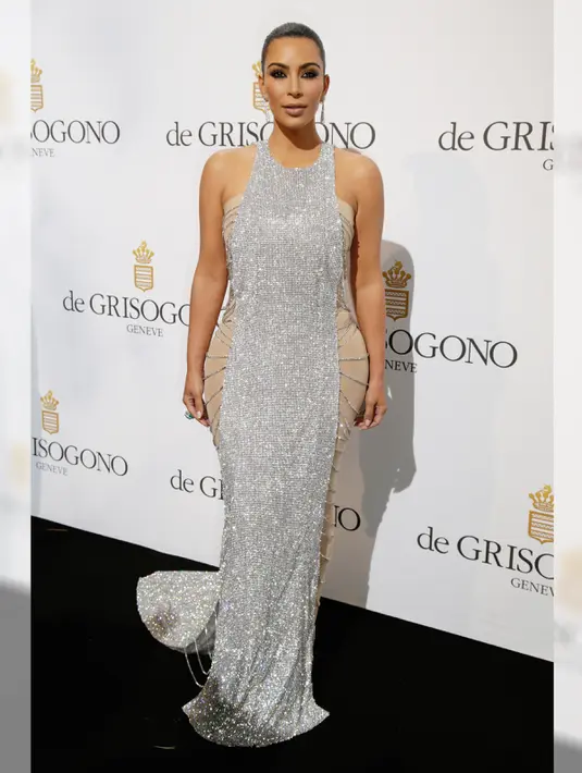 Penampilan Kim Kardashian saat menghadiri pesta Grisogono Cannes disela-sela Festival Film Cannes 2016 di Prancis, Selasa (17/5). Kim Kardashian memamerkan bentuk tubuhnya dalam balutan gaun tertutup kilau sequin. (Jean Christophe MAGNENET/AFP)