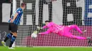 Kedua tim bermain imbang 1-1 hingga waktu normal usai. Setelah tak ada gol di babak extra time, pemenang harus ditentukan lewat drama adu penalti. (Spada/LaPresse via AP)